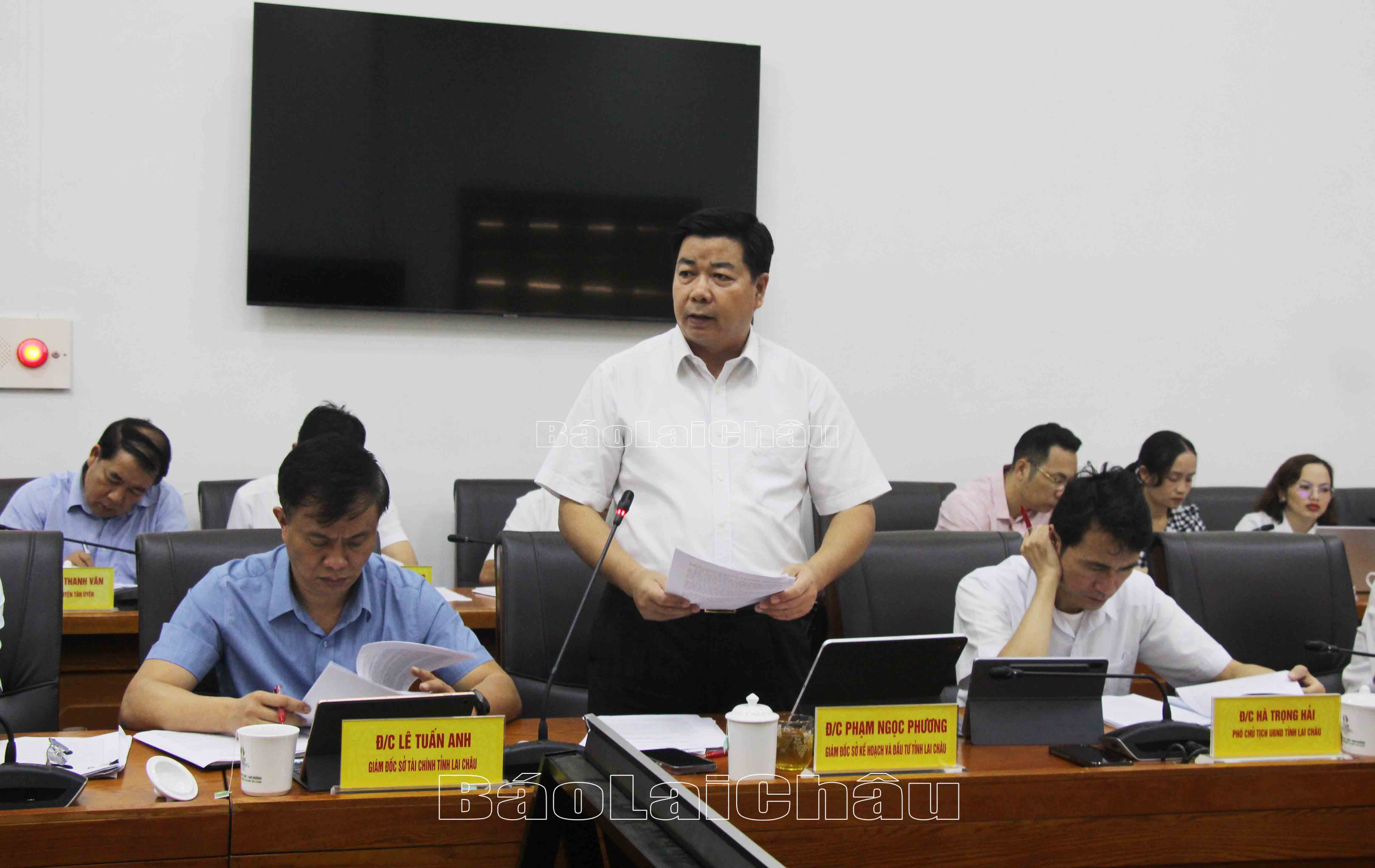 Lãnh đạo Sở Kế hoạch và Đầu tư trình bày báo cáo tình hình thực hiện kế hoạch phát triển KT-XH, đảm bảo quốc phòng - an ninh 9 tháng, nhiệm vụ, giải pháp trọng tâm 3 tháng cuối năm 2023.